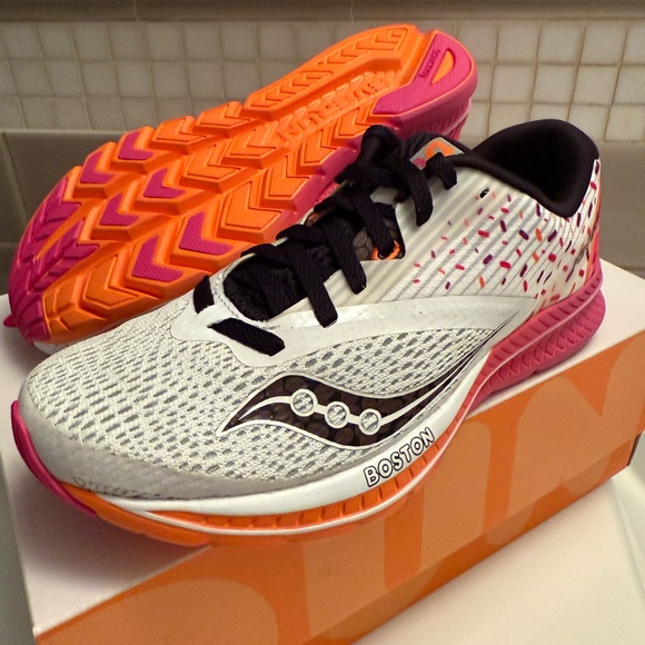 Dunkin' Donuts x Saucony Kinvara Sneakers women's size -NWT